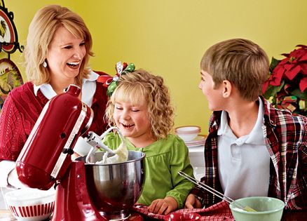 Family bakes holiday cake