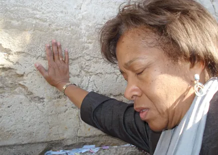 Peola Hicks prays at the Wailing Wall