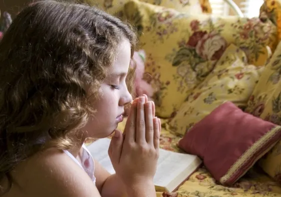 little girl praying