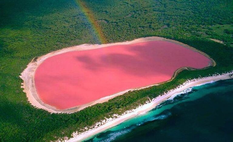 Lake Hillier in Western Australia. Photo by amusingplanet.com