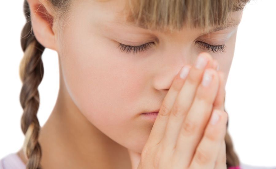 Child praying (Thinkstock)