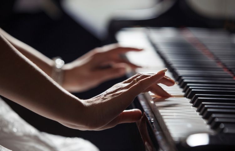 woman-piano-marquee