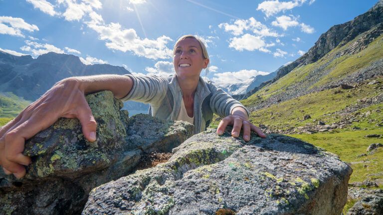 woman_climbing_rocks