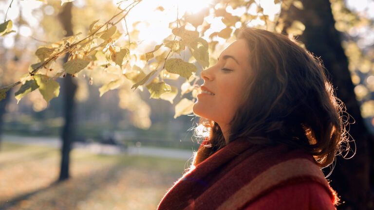 A woman closes her eyes in prayer